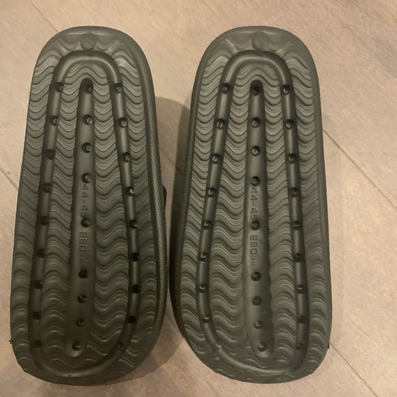 Cloud Slippers/Shoes Black - Picture 3 of 4